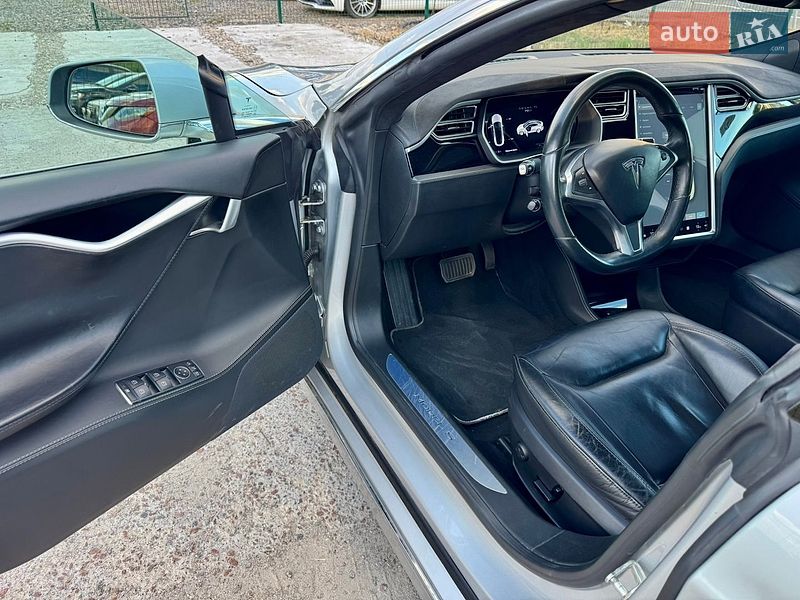 Ліфтбек Tesla Model S 2016 в Києві