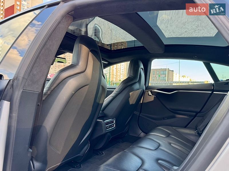 Ліфтбек Tesla Model S 2016 в Києві
