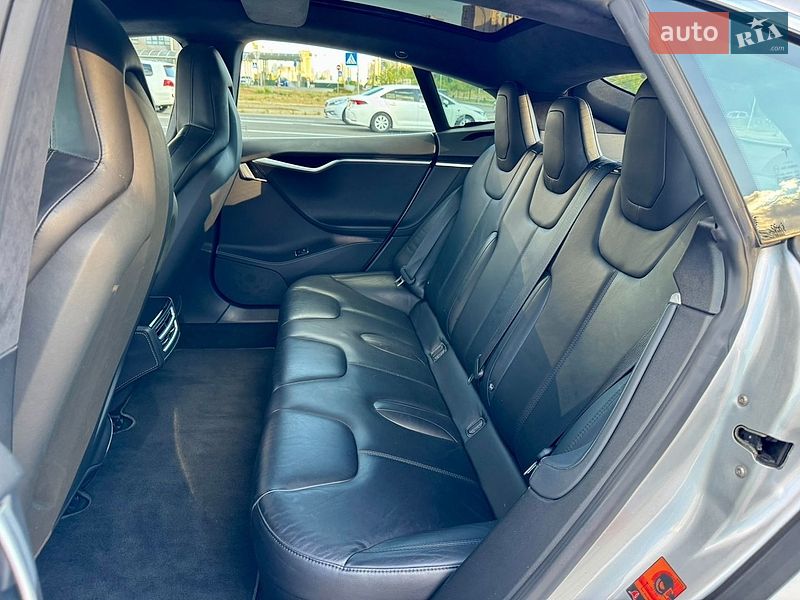 Ліфтбек Tesla Model S 2016 в Києві