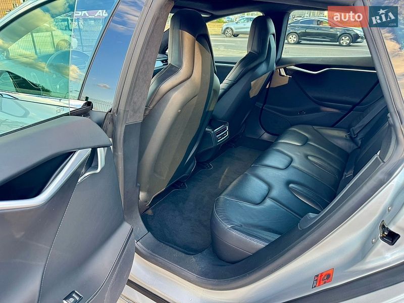 Ліфтбек Tesla Model S 2016 в Києві