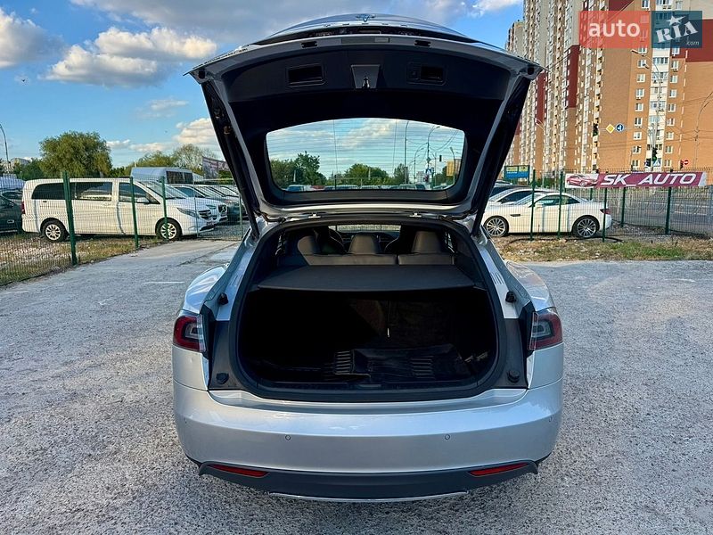 Ліфтбек Tesla Model S 2016 в Києві
