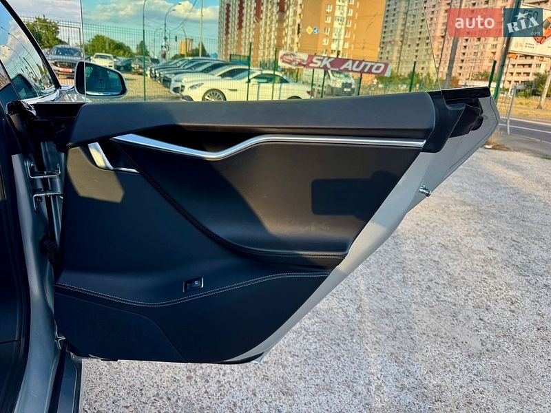 Ліфтбек Tesla Model S 2016 в Києві