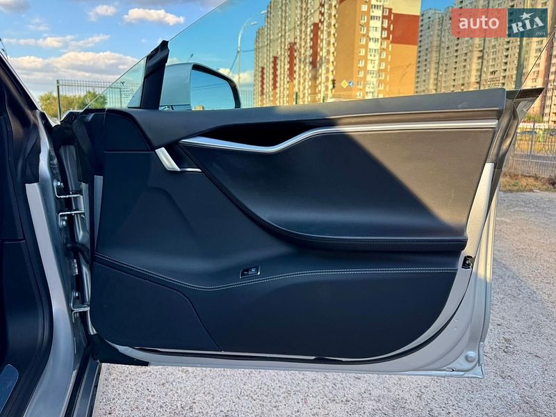 Ліфтбек Tesla Model S 2016 в Києві