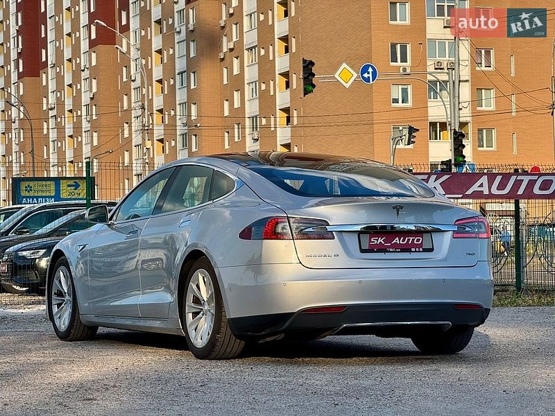 Ліфтбек Tesla Model S 2016 в Києві