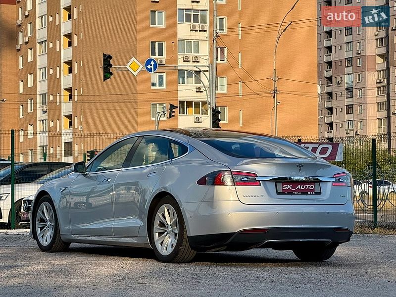 Ліфтбек Tesla Model S 2016 в Києві