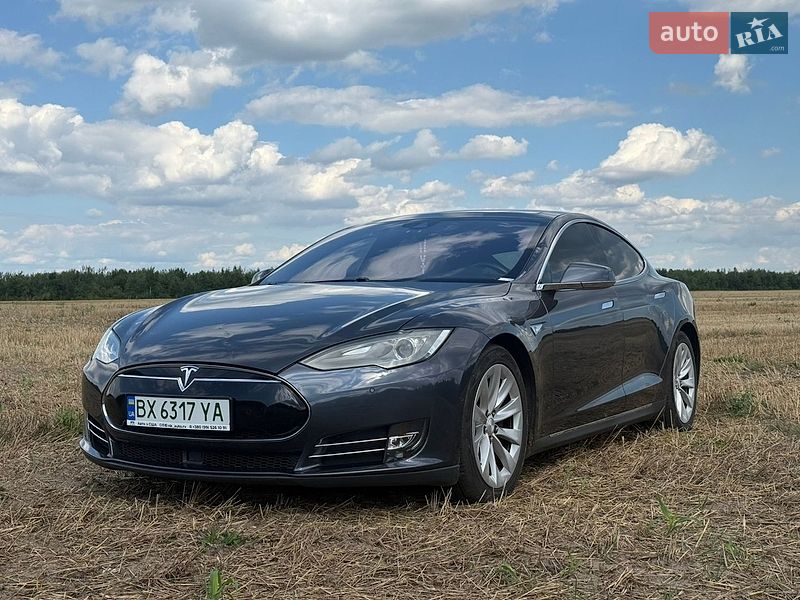 Лифтбек Tesla Model S 2016 в Нетешине