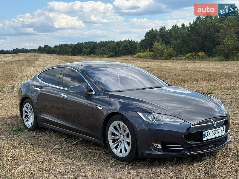 Лифтбек Tesla Model S 2016 в Нетешине