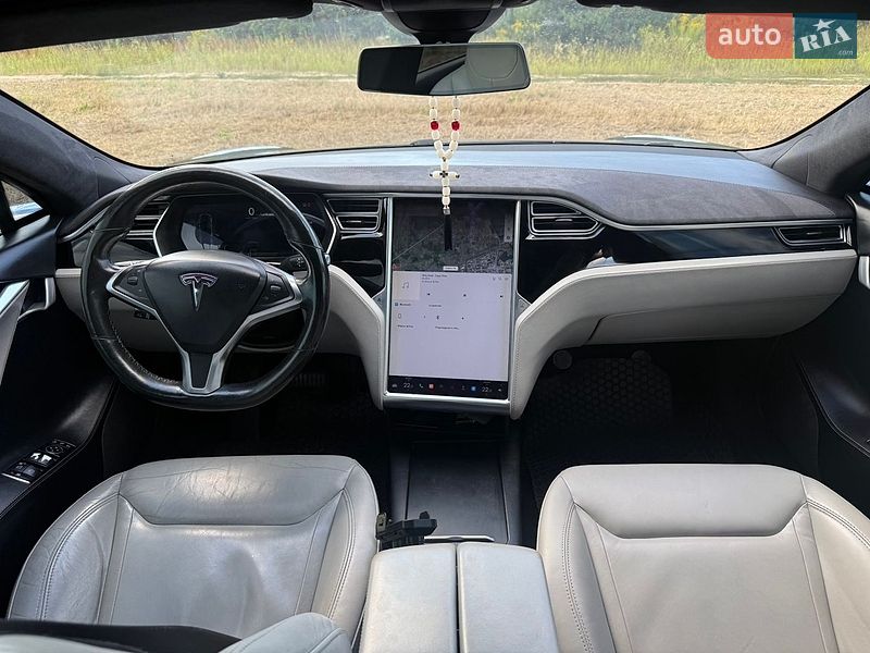 Лифтбек Tesla Model S 2016 в Нетешине