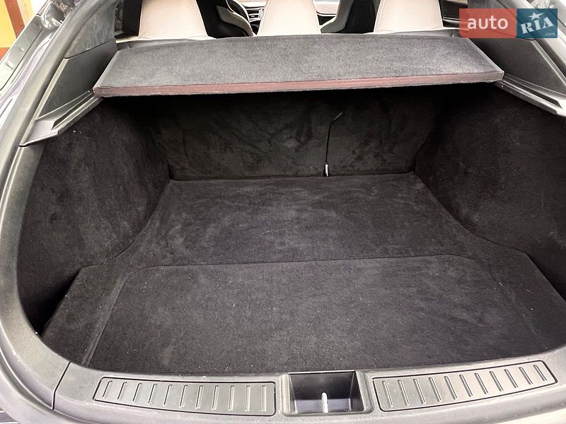 Лифтбек Tesla Model S 2016 в Нетешине
