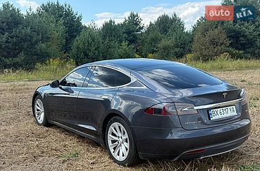 Лифтбек Tesla Model S 2016 в Нетешине