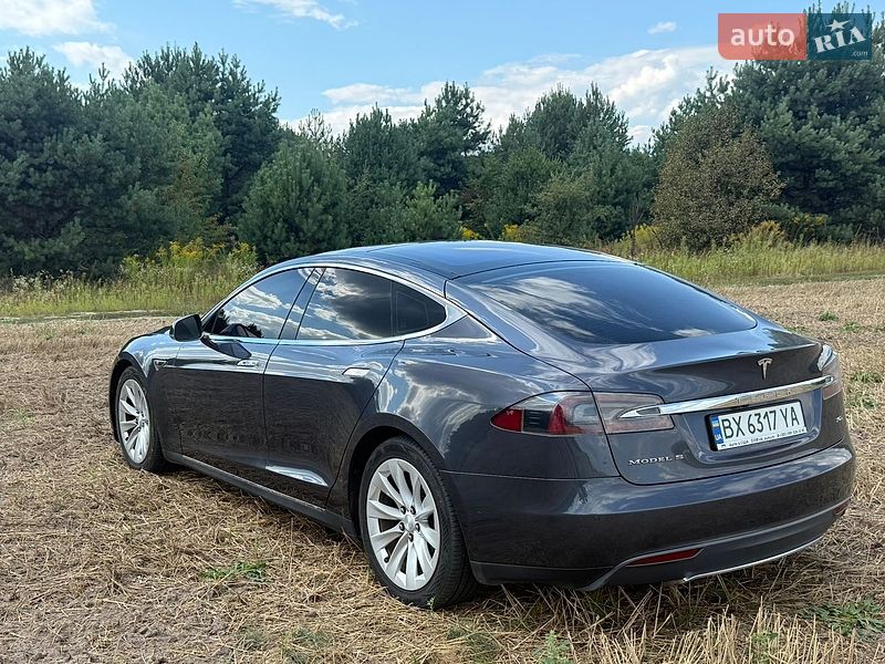 Лифтбек Tesla Model S 2016 в Нетешине