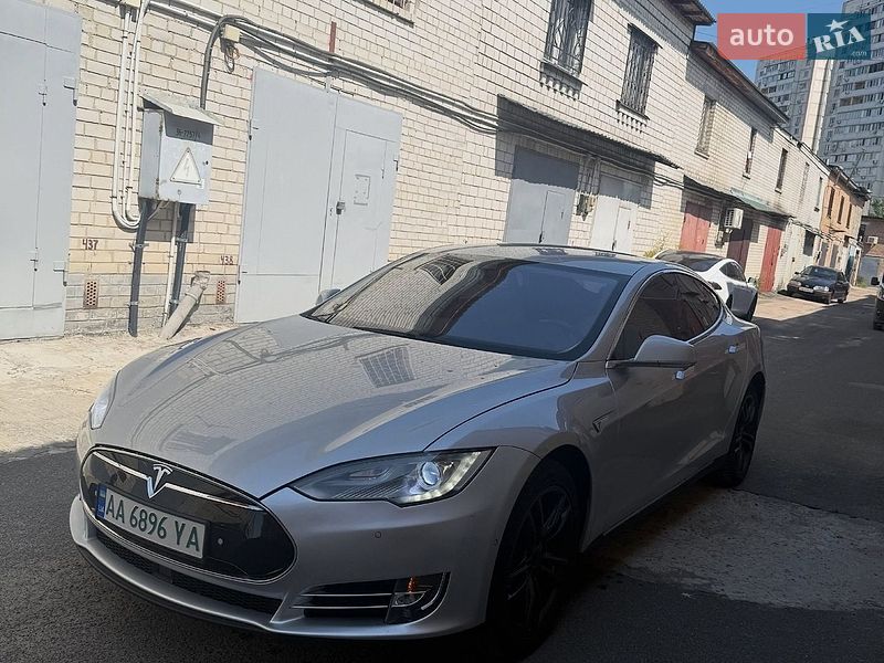 Tesla Model S 2015