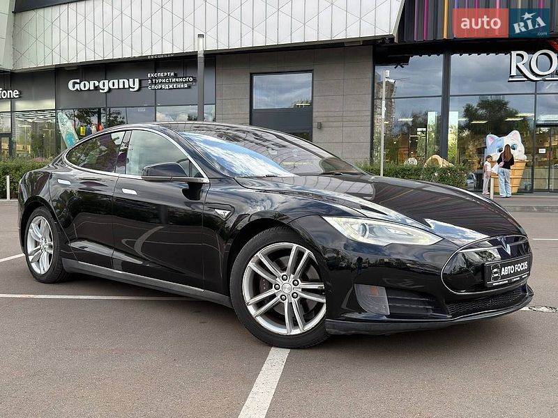 Лифтбек Tesla Model S 2015 в Киеве