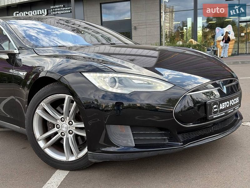 Лифтбек Tesla Model S 2015 в Киеве