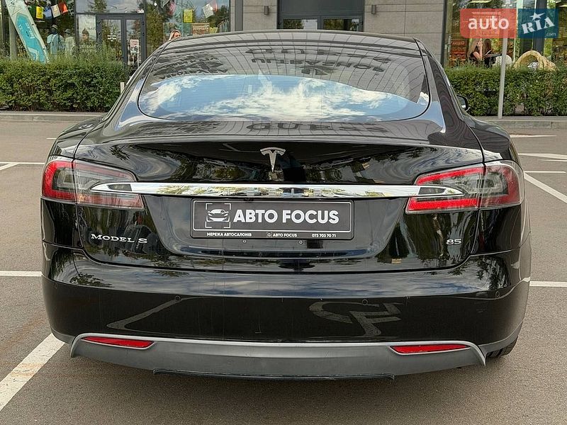 Лифтбек Tesla Model S 2015 в Киеве