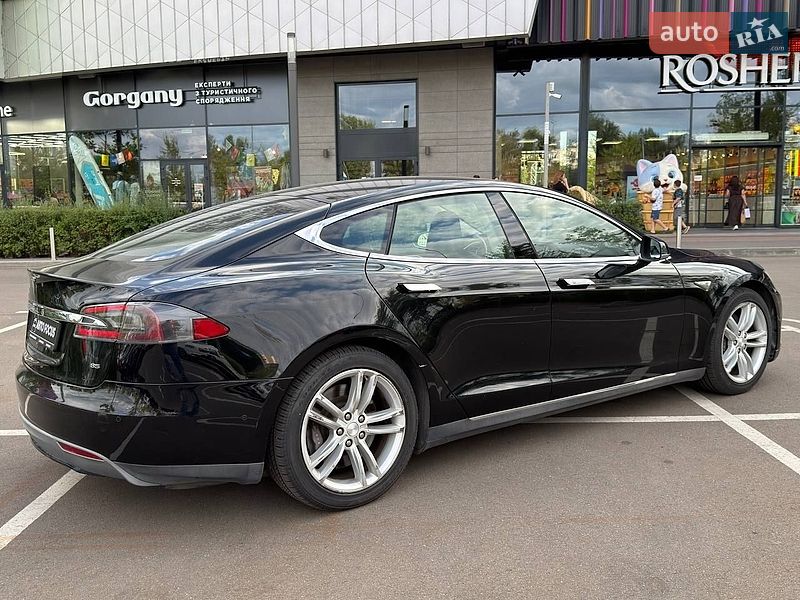 Лифтбек Tesla Model S 2015 в Киеве
