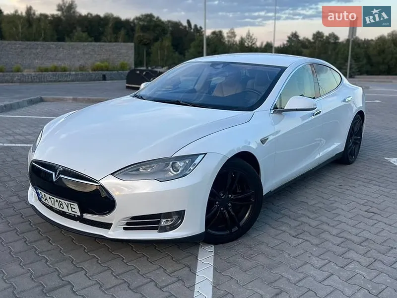 Tesla Model S 2015