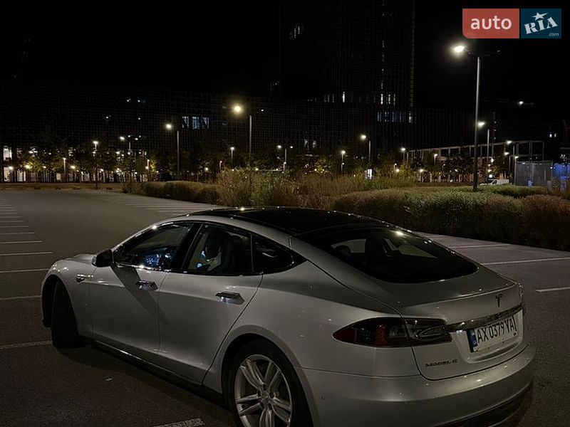 Ліфтбек Tesla Model S 2014 в Києві