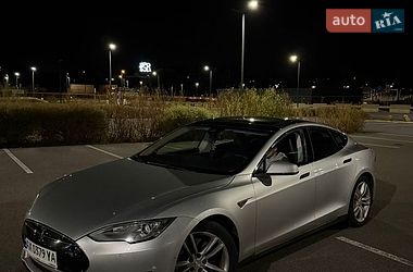 Ліфтбек Tesla Model S 2014 в Києві