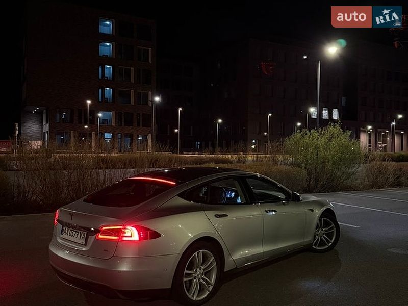 Ліфтбек Tesla Model S 2014 в Києві