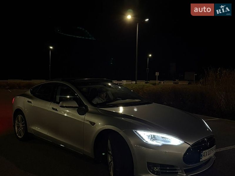 Ліфтбек Tesla Model S 2014 в Києві