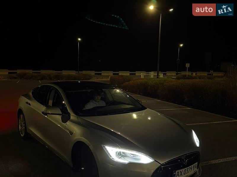Ліфтбек Tesla Model S 2014 в Києві