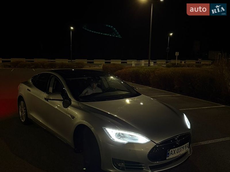 Ліфтбек Tesla Model S 2014 в Києві