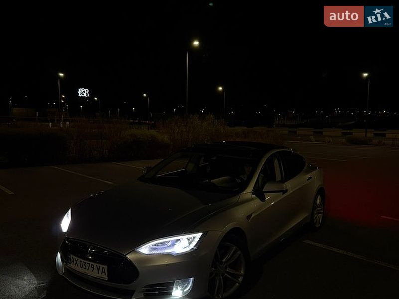 Ліфтбек Tesla Model S 2014 в Києві