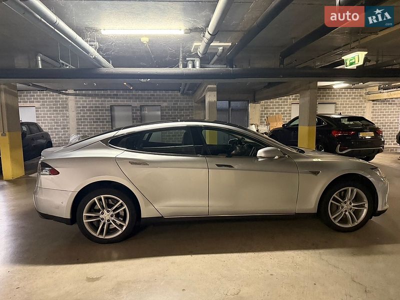 Ліфтбек Tesla Model S 2014 в Києві