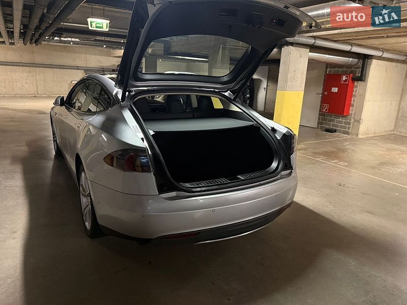 Ліфтбек Tesla Model S 2014 в Києві