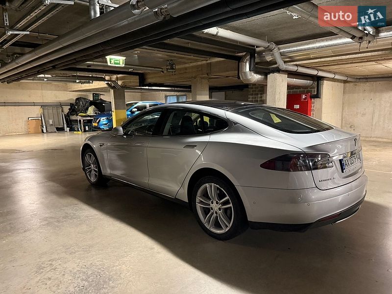 Ліфтбек Tesla Model S 2014 в Києві