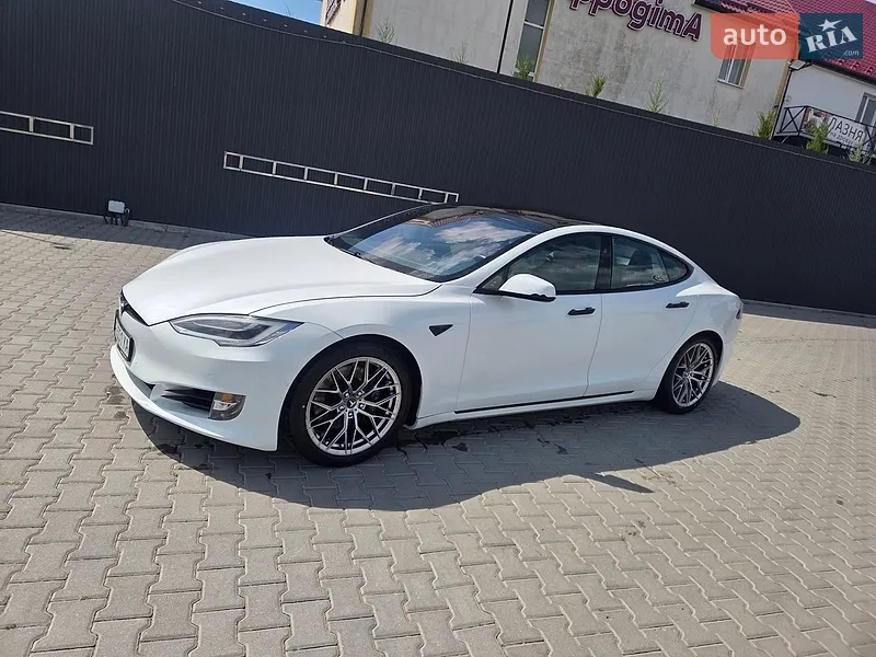 Tesla Model S 2020