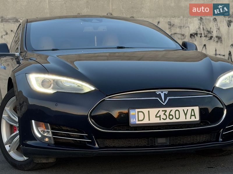 Лифтбек Tesla Model S 2015 в Львове