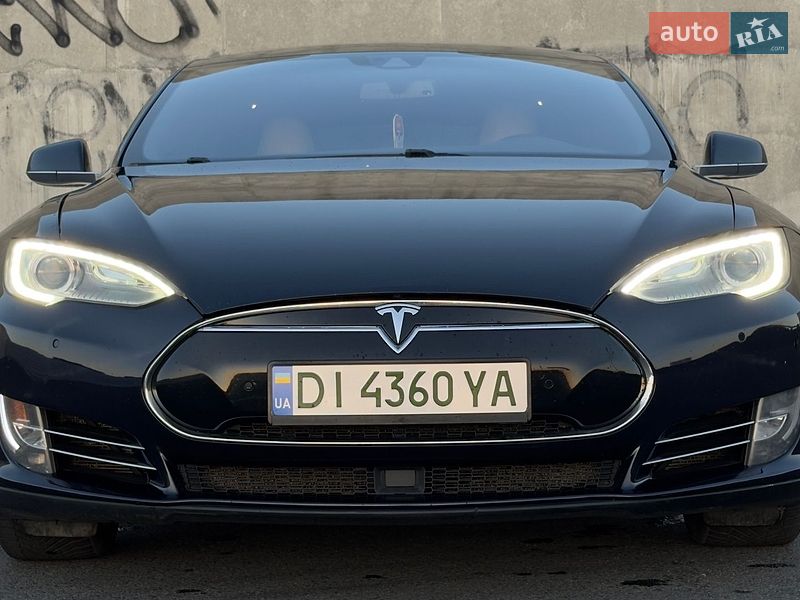 Лифтбек Tesla Model S 2015 в Львове