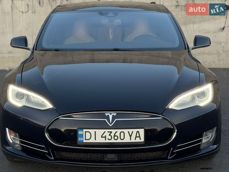Лифтбек Tesla Model S 2015 в Львове