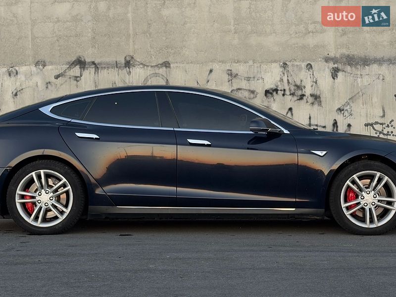 Лифтбек Tesla Model S 2015 в Львове