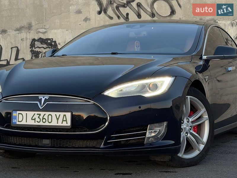 Лифтбек Tesla Model S 2015 в Львове