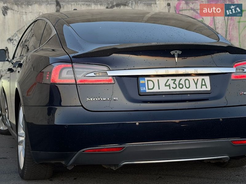 Лифтбек Tesla Model S 2015 в Львове