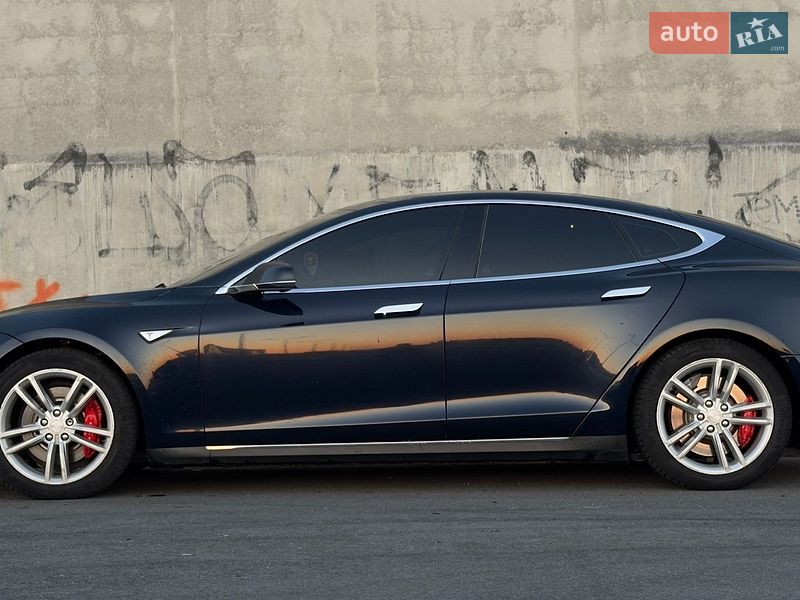 Лифтбек Tesla Model S 2015 в Львове
