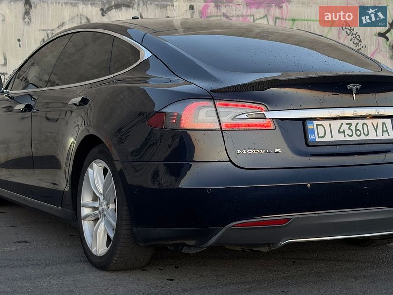 Лифтбек Tesla Model S 2015 в Львове