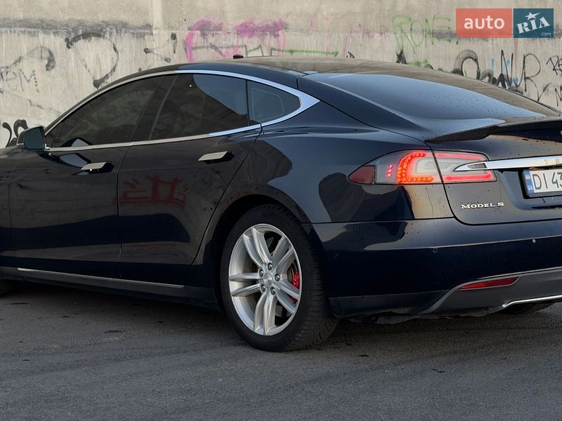 Лифтбек Tesla Model S 2015 в Львове
