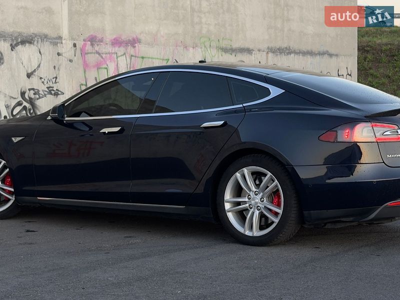 Лифтбек Tesla Model S 2015 в Львове