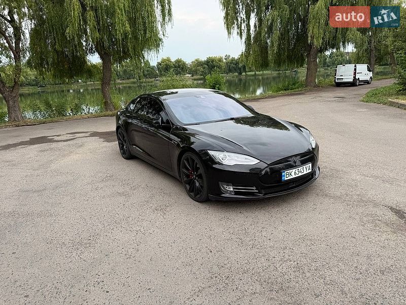Лифтбек Tesla Model S 2016 в Ровно