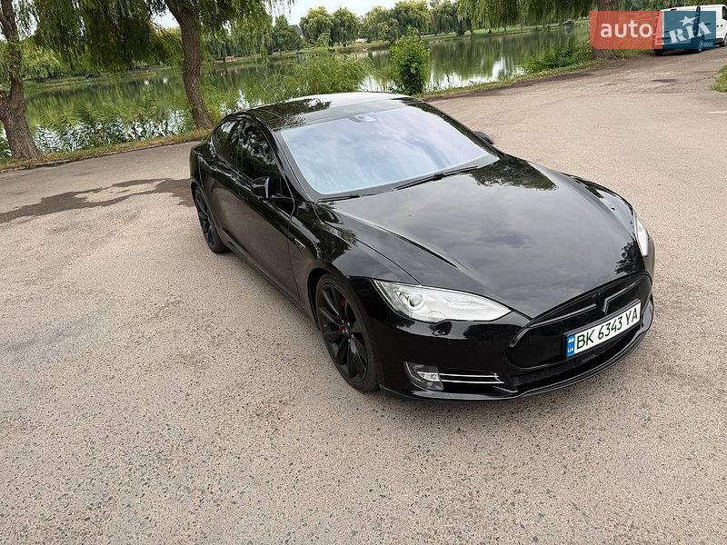 Лифтбек Tesla Model S 2016 в Ровно