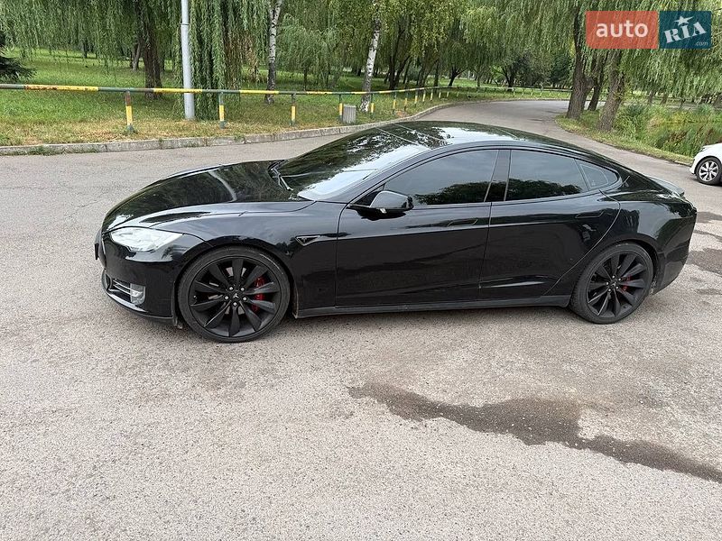 Лифтбек Tesla Model S 2016 в Ровно