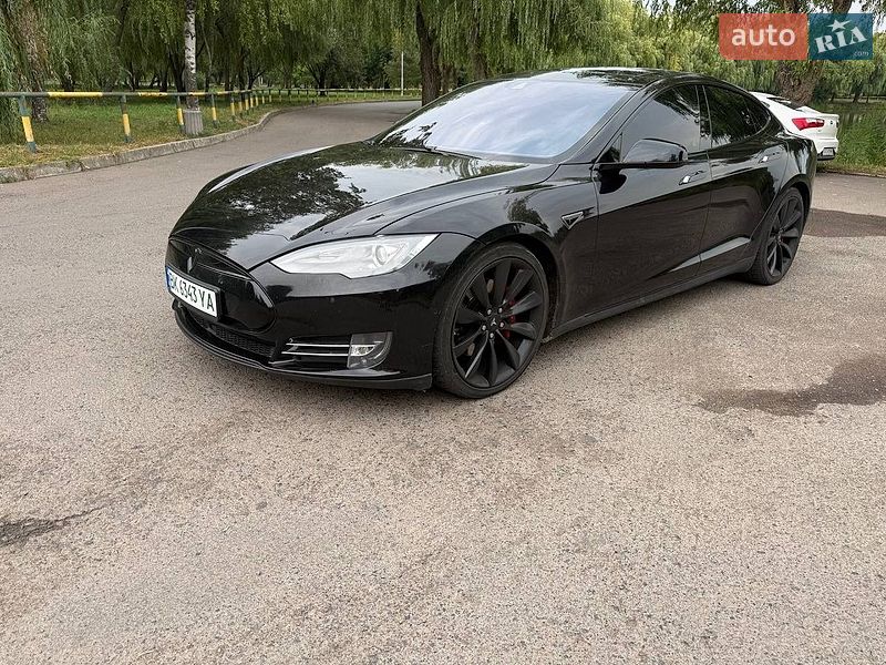 Лифтбек Tesla Model S 2016 в Ровно