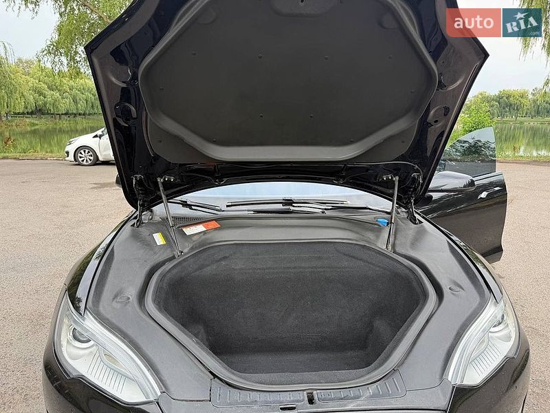 Лифтбек Tesla Model S 2016 в Ровно
