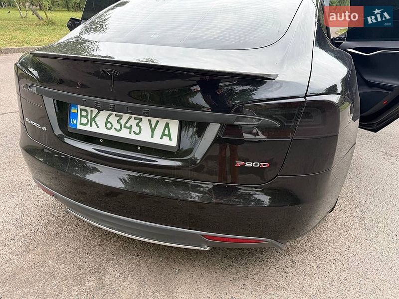 Лифтбек Tesla Model S 2016 в Ровно