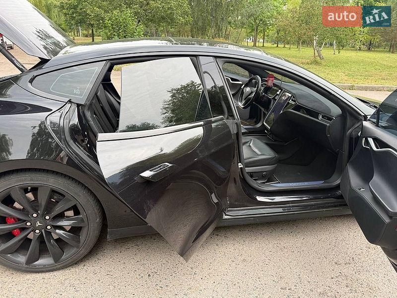 Лифтбек Tesla Model S 2016 в Ровно