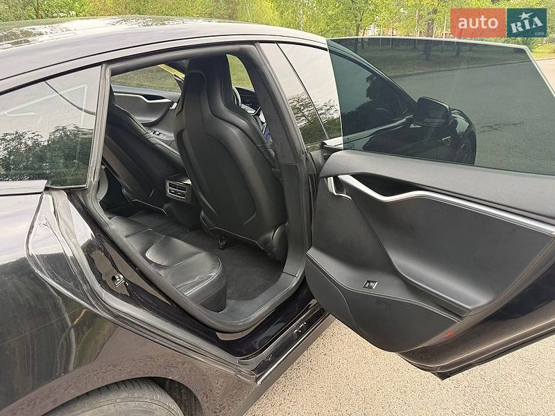 Лифтбек Tesla Model S 2016 в Ровно